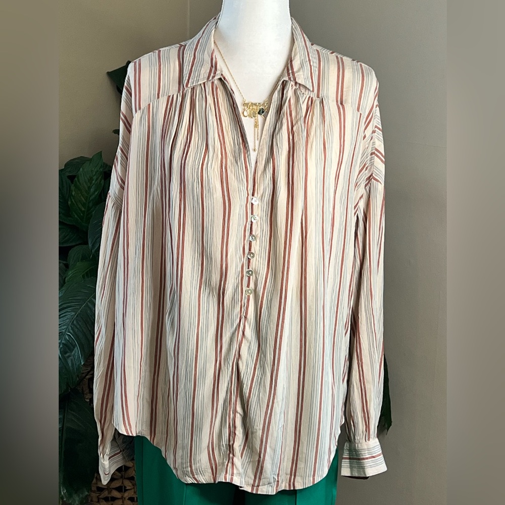 Amuse Society 100% Viscose lightweight shirt. Size Large